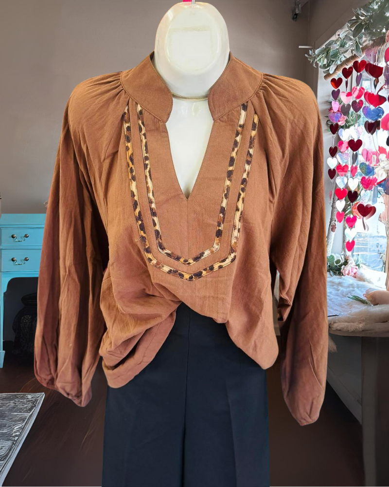 Simple Leopard Trimmed V-neck Top